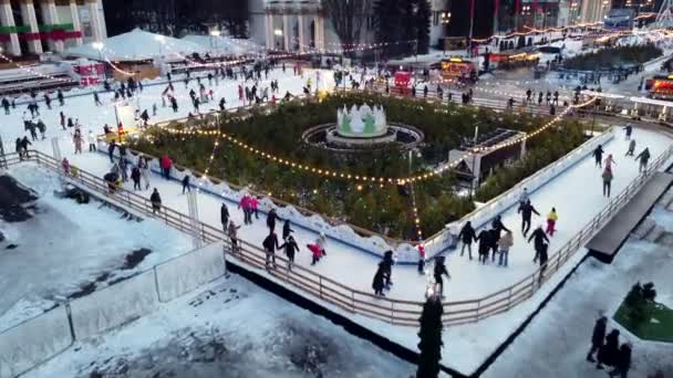 Kiev Oekraïne Januari 2022 Mensen Schaatsen Prachtige Schaatsbaan Open Lucht — Stockvideo
