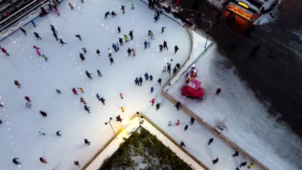 2022年1月20日 乌克兰基辅 人们在露天美丽的溜冰场上滑冰 在冬夜装饰圣诞装饰品 装饰品和明亮的花环 新年及圣诞 — 图库视频影像