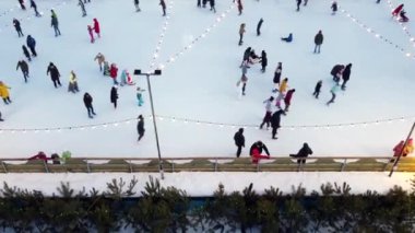Kyiv, Ukrayna 20 Ocak 2022: İnsanlar açık havada güzel buz pateni pistlerinde kayıyorlar. Yeni yıl süsleri, dekorasyonlar, kış günü parlak çelenkler. Yeni yıl Noel 'i