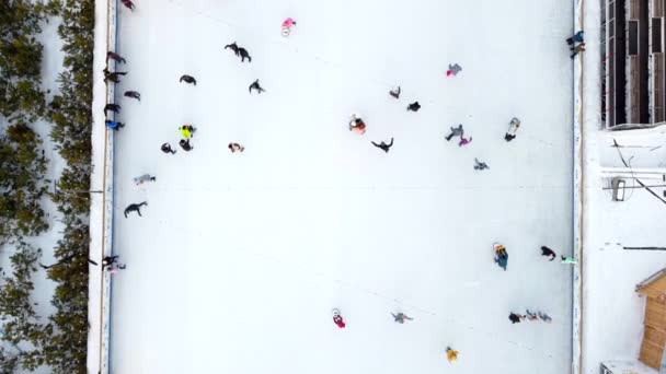 2022年1月20日 乌克兰基辅 人们在露天美丽的溜冰场上滑冰 在冬季装饰圣诞装饰品 装饰品 明亮的花环 新年及圣诞 — 图库视频影像