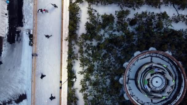 Veel Mensen Schaatsen Prachtige Schaatsbaan Open Lucht Versierd Nieuwjaar Kerstverlichting — Stockvideo