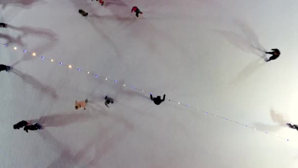 Ludzie Jeżdżący Łyżwach Świeżym Powietrzu Zimowej Nocy Widok Góry Widok — Wideo stockowe