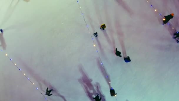 Nsanlar Kış Gecesi Açık Havada Buz Pateni Pistinde Kayıyorlar Hava — Stok video