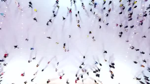 Mensen Schaatsen Schaatsbaan Buiten Winter Nacht Uitzicht Top Luchtdrone Lichtgevende — Stockvideo