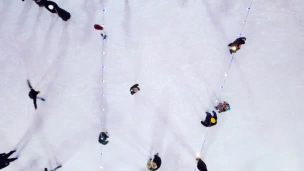 Nsanlar Kış Gecesi Açık Havada Buz Pateni Pistinde Kayıyorlar Hava — Stok video