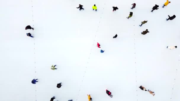 Veel Mensen Schaatsen Witte Schaatsbaan Buiten Winterdag Top View Luchtdrone — Stockvideo