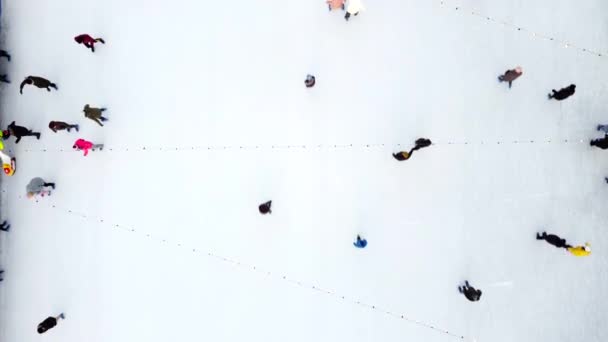 许多人在冬日顶部的露天溜冰场上滑冰 空中无人驾驶飞机视图 新年庆祝节日文娱活动享受生活方式 娱乐和娱乐背景 — 图库视频影像