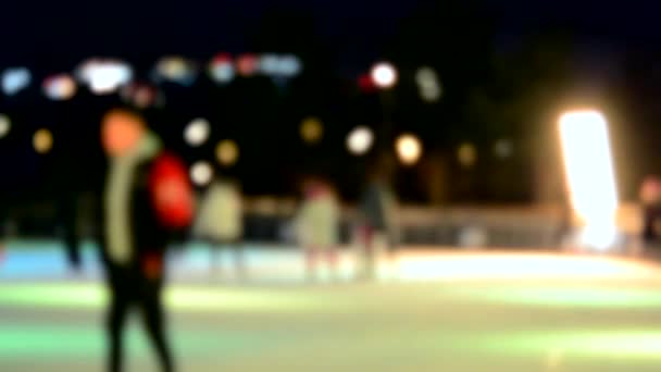 Rozmazané Abstraktní Pozadí Mnoho Lidí Bruslí Otevřeném Kluzišti Zimní Noci — Stock video
