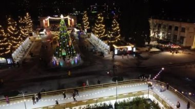 Kyiv, Ukrayna 20 Ocak 2022: İnsanlar açık havada güzel buz pateni pistlerinde kayıyorlar. Yeni yıl süsleri, dekorasyonlar, kış gecelerinde parlak çelenkler. Yeni yıl Noel 'i