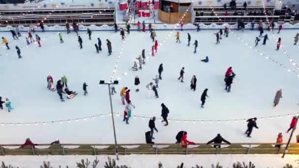 2022年1月20日 乌克兰基辅 人们在露天美丽的溜冰场上滑冰 在冬季装饰圣诞装饰品 装饰品 明亮的花环 新年及圣诞 — 图库视频影像