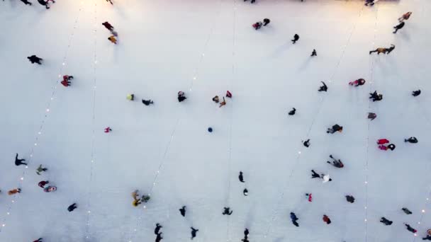 Viele Menschen Schlittschuhlaufen Auf Der Schönen Eisbahn Freien Geschmückte Silvesterbeleuchtung — Stockvideo