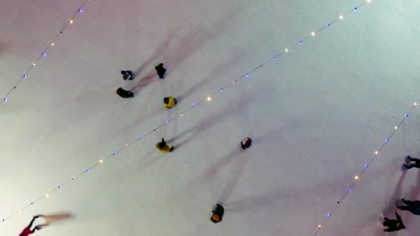 Birçok Insan Açık Havada Buz Pateni Pistinde Paten Kayıyor Yılbaşı — Stok video