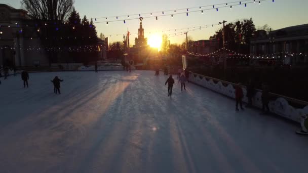 Kiev Ucrânia Janeiro 2022 Pessoas Patinando Pista Patinação Gelo Parque — Vídeo de Stock