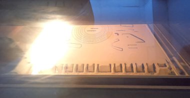 3D yazıcı yazdırma işlemi. Bir objenin 3D yazıcıdaki yüksek hızlı baskısı, yakın plan baruttan. Üç boyutlu bir yazıcıda üç boyutlu hacimli bir model yaratmak. MJF katkı teknolojisi yazdırıyor.