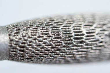 Metal makro için 3D yazıcıya basılmış mankenler. Nesne yüzeye yakın çekim. Metal 3D yazıcıda bir düzen oluşturuldu. Yeni modern yenilikçi katkı maddesi 3 boyutlu baskı teknolojisi. Prototip, Endüstriyel üretim
