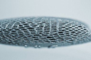 Metal yakın çekim makrosu için 3D yazıcıya basılmış. Metal 3D yazıcıya basılmış üç boyutlu model. Metal için basılı lazer sinterleme makinesi. Biçim seçici lazer erimesi ile yazdırıldı