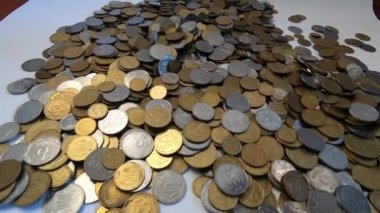 Beyaz ve sarı madeni paralar yakın plan paraların yüzeyine düşer. Para yavaş çekimde düşüyor. Para akışı. Küresel ekonomik krizi kavramsal ve sembolize etmek, finansal kriz krizini geciktirmek. Ukrayna