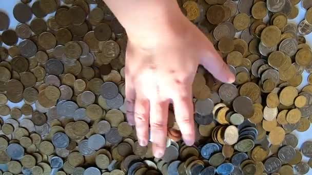 Pessoa Pega Punhado Moedas Mão Joga Sobre Moedas Mesa Dinheiro — Vídeo de Stock