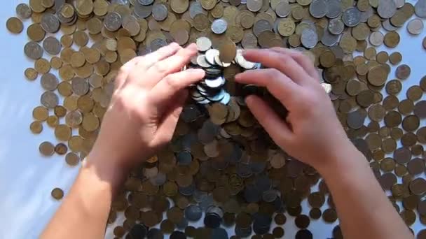 Person Två Händer Rakes Mynt Bordet Häller Spiller Från Handfull — Stockvideo
