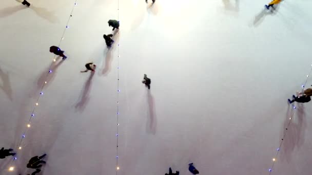 Menschen Die Der Winternacht Freien Auf Der Eisbahn Schlittschuh Laufen — Stockvideo