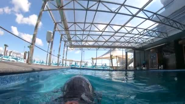 Odessa Ukrajina Září 2022 Dívka Plavat Delfínem Držet Ruce Jeho — Stock video