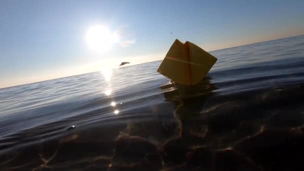 Маленький Жовтий Паперовий Човен Плаває Морських Хвилях Сонячний День Вид — стокове відео