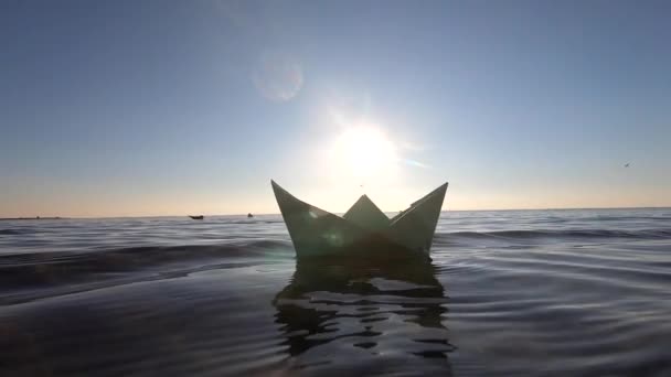 夏日阳光普照的海面上漂浮着绿色的小船 透明的水 灿烂的太阳 无云的蓝天 阳光普照的小径 阳光灿烂的路 耀眼的光芒 概念旅游目标旅游梦想 — 图库视频影像