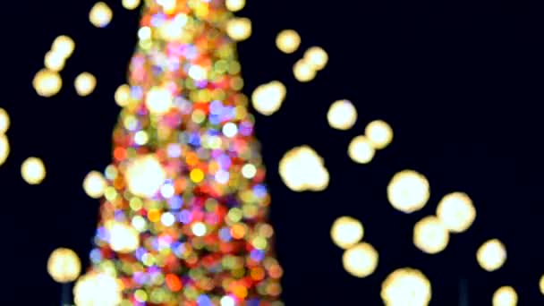 Árvore Natal Ano Novo Grande Decorada Com Guirlandas Multicoloridas Luminosas — Vídeo de Stock
