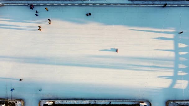 Люди Катаются Коньках Открытым Небом Катке Городе Вечером Время Заката — стоковое видео