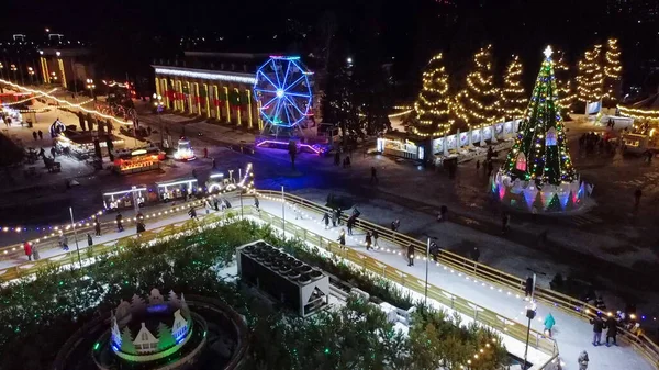 Viele Menschen Schlittschuhlaufen Auf Der Schönen Eisbahn Freien Geschmückte Silvesterbeleuchtung — Stockfoto