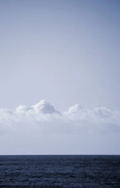 Nubes Cúmulos Blancos Sobre Superficie Azul Del Mar Día Soleado —  Fotos de Stock