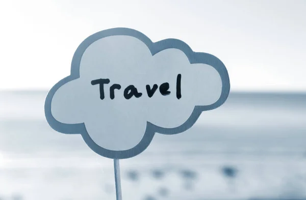 言葉で紙のスピーチバブルでスティックバックグランドブルーの海 晴れた夏の日に砂のビーチで旅行 文字からのテキストの風船 コンセプト シンボル 署名休暇旅行 — ストック写真