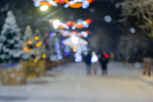 Fondo Borroso Abstracto Personas Caminando Por Calle Árboles Navidad Decorados —  Fotos de Stock