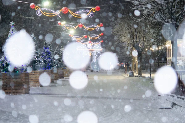 Міська Вулиця Під Час Снігопаду Вночі Багато Прикрашали Різдвяні Дерева — стокове фото