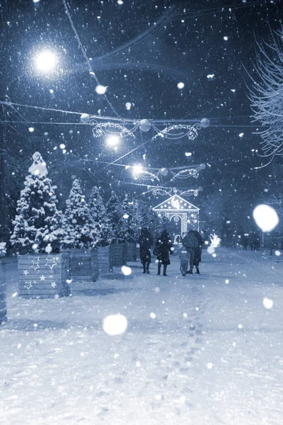 Міська Вулиця Під Час Сильних Снігопадів Взимку Оздоблення Ліхтарів Гірлянди — стокове фото