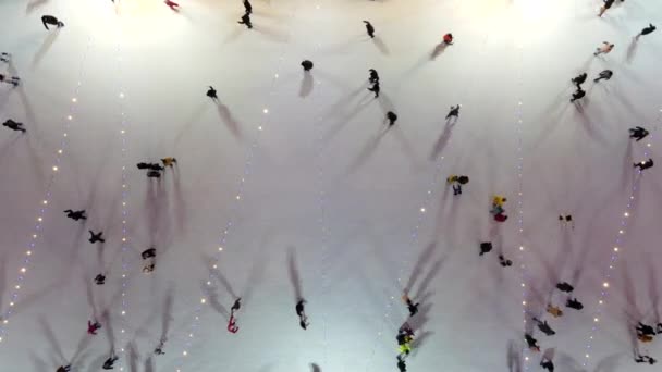 Mensen Schaatsen Schaatsbaan Buiten Winter Nacht Uitzicht Top Luchtdrone Zicht — Stockvideo