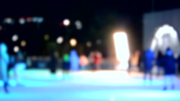 冬夜许多人在露天溜冰场上滑冰 五彩缤纷的光音乐着色照明五彩缤纷的背光照明活动娱乐活动模糊的抽象背景 — 图库视频影像