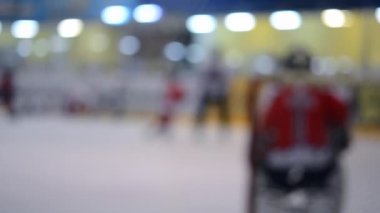 Profesyonel sporcular buz stadyumunda hokey oynarlar. Hokey oyunu sporcuları. Hokey, hokey oyuncuları. Spor, spor müsabakaları şampiyonluğu. Buz pateni sahası. Bulanık soyut arkaplan