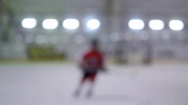 Profesyonel sporcular buz stadyumunda hokey oynarlar. Hokey oyunu sporcuları. Hokey, hokey oyuncuları. Spor, spor müsabakaları şampiyonluğu. Buz pateni sahası. Bulanık soyut arkaplan