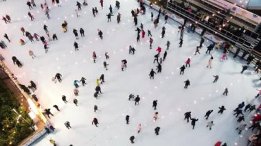 Kiev, Ukrayna, 2 Ocak 2022: Kışın açık hava buz pateni pistinde birçok insan paten kayıyor. Buz pateni manzarası. Şehir Parkı Buz Pisti. Kışın açık hava aktiviteleri. Paten sporu geçmişi