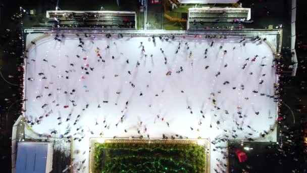 Wiele Osób Jeździ Łyżwach Świeżym Powietrzu Lodowisku Oświetleniem Girlandy Zimową — Wideo stockowe