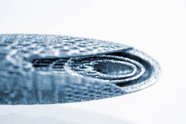 Metal makro için 3D yazıcıya basılmış mankenler. Nesne yüzeye yakın çekim. Metal 3D yazıcıda bir düzen oluşturuldu. Yeni modern yenilikçi katkı maddesi 3 boyutlu baskı teknolojisi. Prototip, Endüstriyel üretim