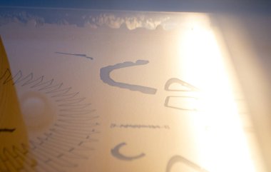 3D yazıcıya yakın çekim modelleri yazılıyor. Polyamide tozundan 3D yazıcıya çok sayıda nesnenin yüksek hızda basılması. Modellerin siyah hatları beyaz poliyamid tozunda. Katkı sağlayan MJF endüstriyel