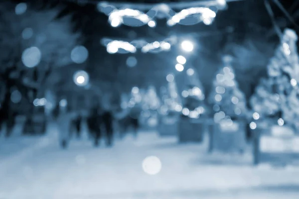 Fundo Embaçado Abstrato Pessoas Andando Rua Árvores Natal Decoradas Iluminação — Fotografia de Stock