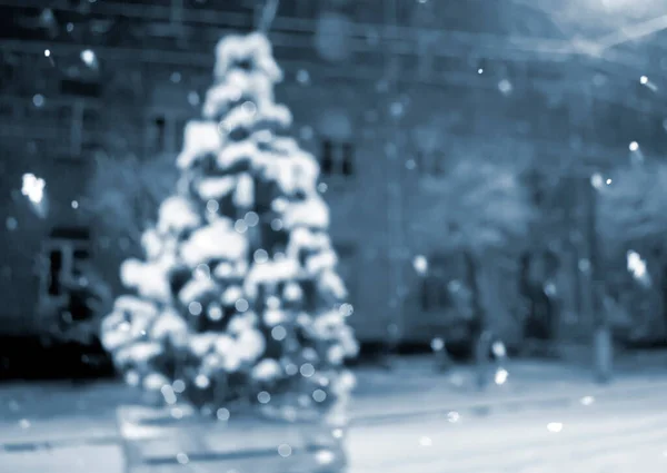 Julgran Täckt Snö Glödande Färgglada Ljus Snöfall Utomhus Abstrakt Jul — Stockfoto