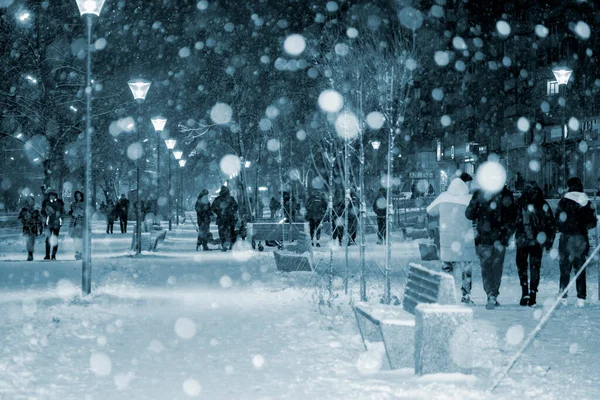 Вид Місто Вогні Падаючий Сніг Ніч Вулиця Боке Плями Фари — стокове фото