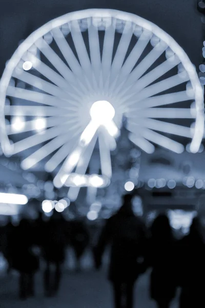Ferris Wheel Decorated Illumination Christmas Tree Black Silhouettes People Walking — Stock Photo, Image