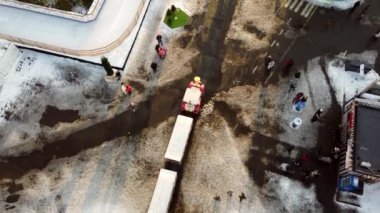 Kyiv, Ukrayna 20 Ocak 2022: Birçok insan Noel ağacı, farklı binalar, gıda sahası, kış günbatımında açık havada buz pateni pisti ile parkta yürüyor. Hava aracı görüntüsü. Etkinlik yaşam biçimi