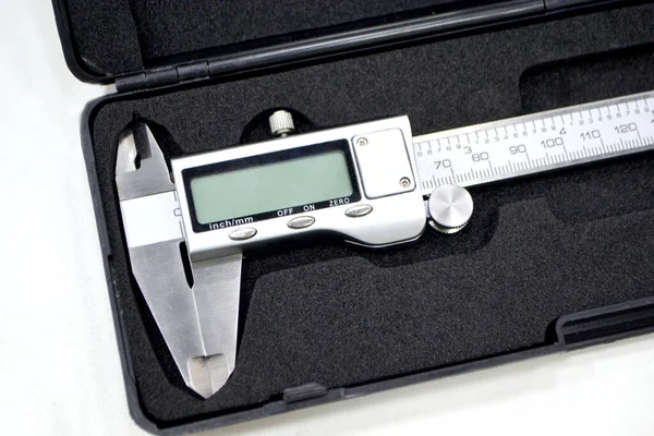白い背景の密接な上に隔離されたプラスチックブラックボックス内のデジタル電子ヴェルニエキャリパー エンジニアリング産業用測定機器 汎用高精度測定装置 — ストック写真