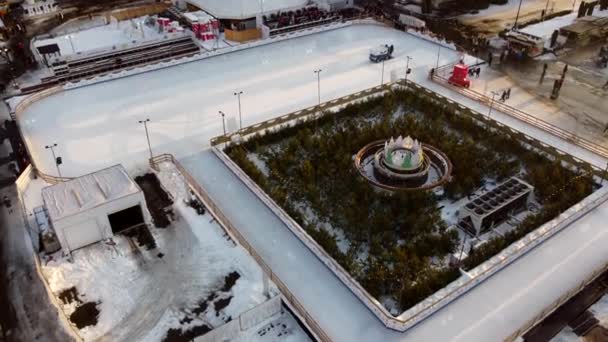Kyjev Ukrajina Ledna 2022 Sklízeč Ledu Zimním Dni Nalévá Led — Stock video